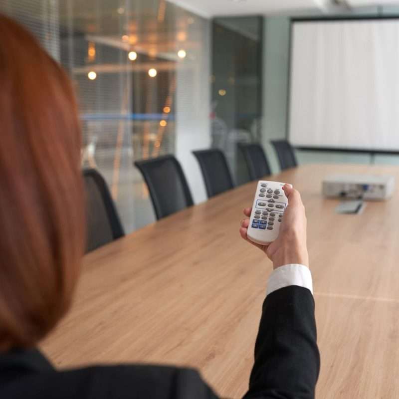 Rendi la tua meet room intelligente, innovativa e personalizzata secondo le tue esigenze. Uno spazio dove lavorare in presenza e da remoto.